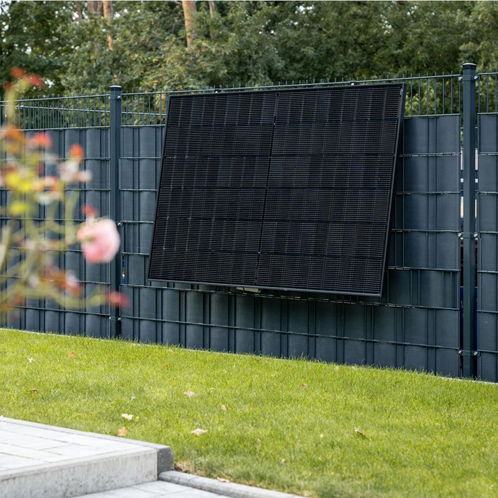 montiertes PV Modul am Zaun im Garten