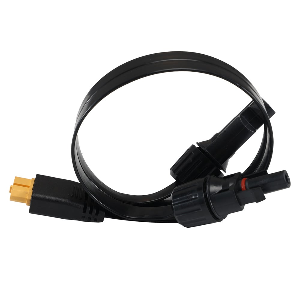 Superflaches 2,5 m XT60-zu-MC4 Verbindungskabel mit schwarzen Steckern und flachem 4 mm² Kabel auf weißem Hintergrund