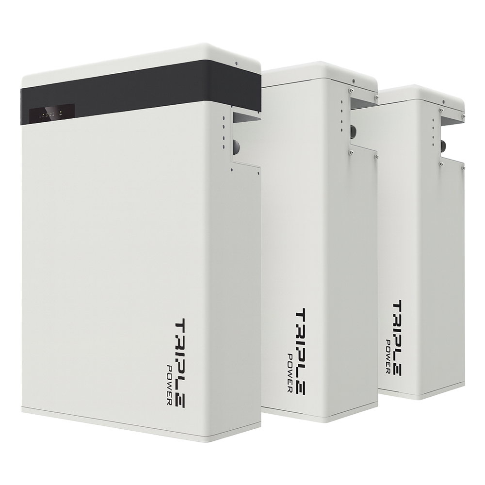 Eine weiße SolaX T-BAT SYS HV 5.8 Speicherbatterie mit LED-Anzeige vor zwei weißen SolaX HV11550 LiFePO4 Slave Batterien