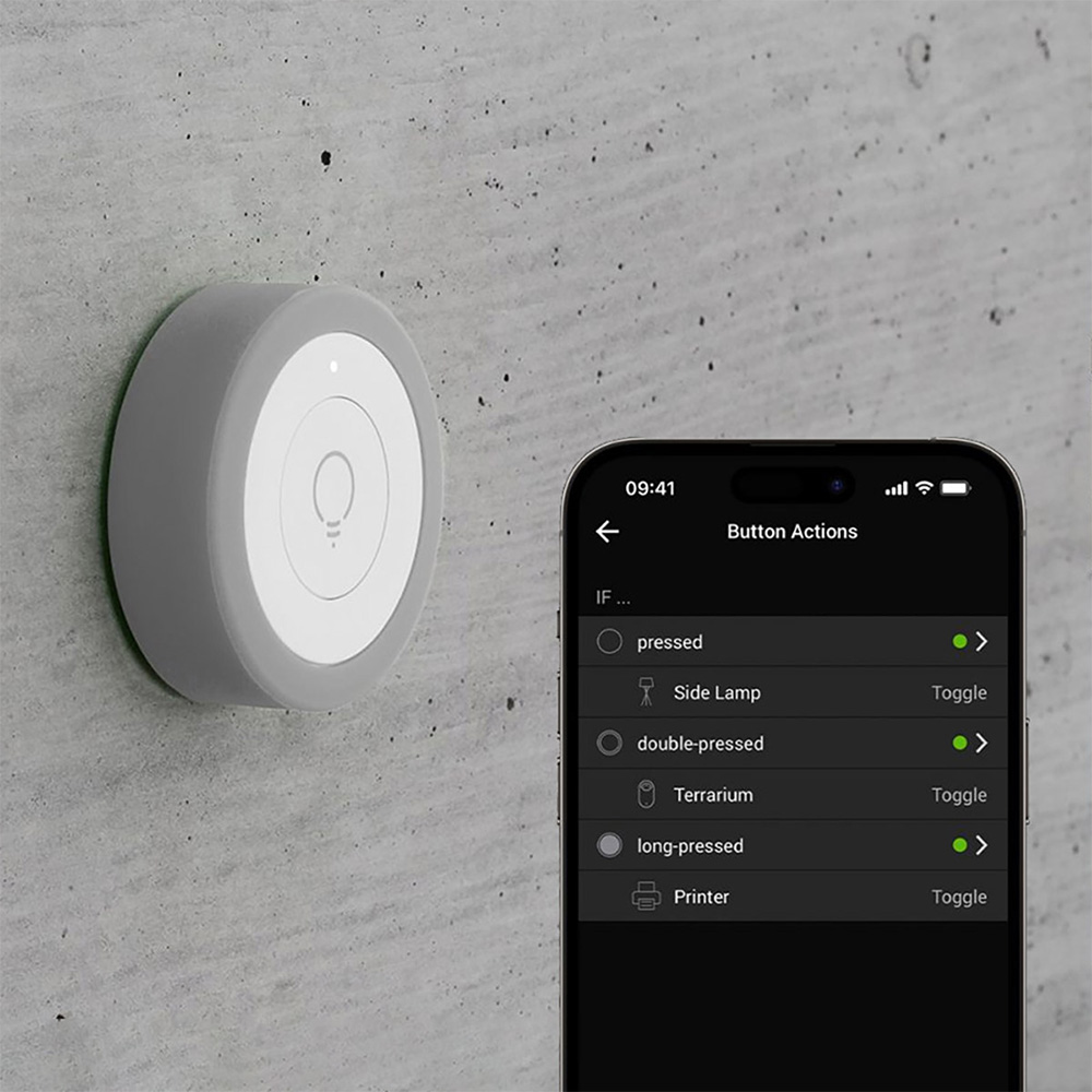 Grau-weißer, runder myStrom WiFi Button, daneben Handy mit App zur Steuerung
