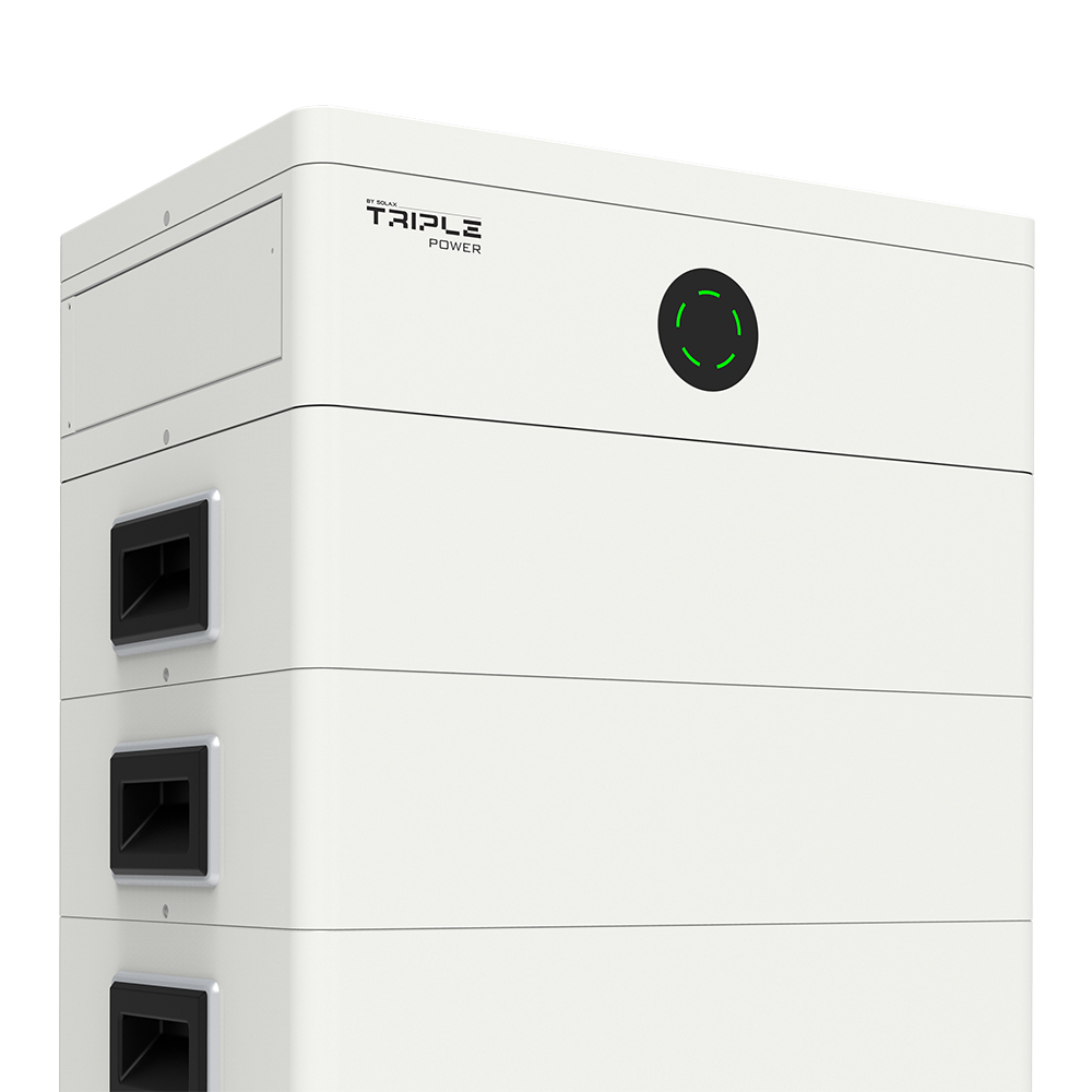 Schrägansicht: Weiße, rechteckige SolaX T-BAT TP-HS36 Hochvoltbatterie in einem T-BAT System mit BMS und weiteren Batterien