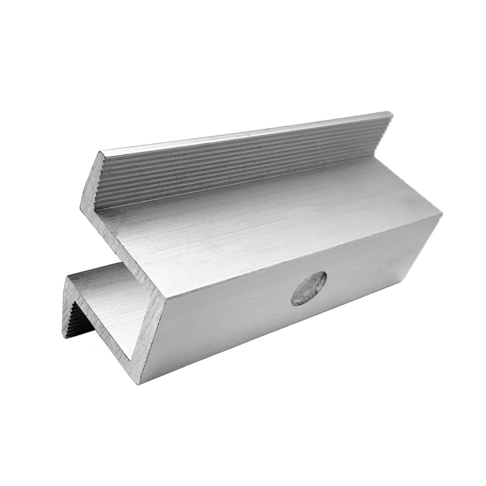 Mittelklemme für ein Solarmodul in silber in schräger Ansicht