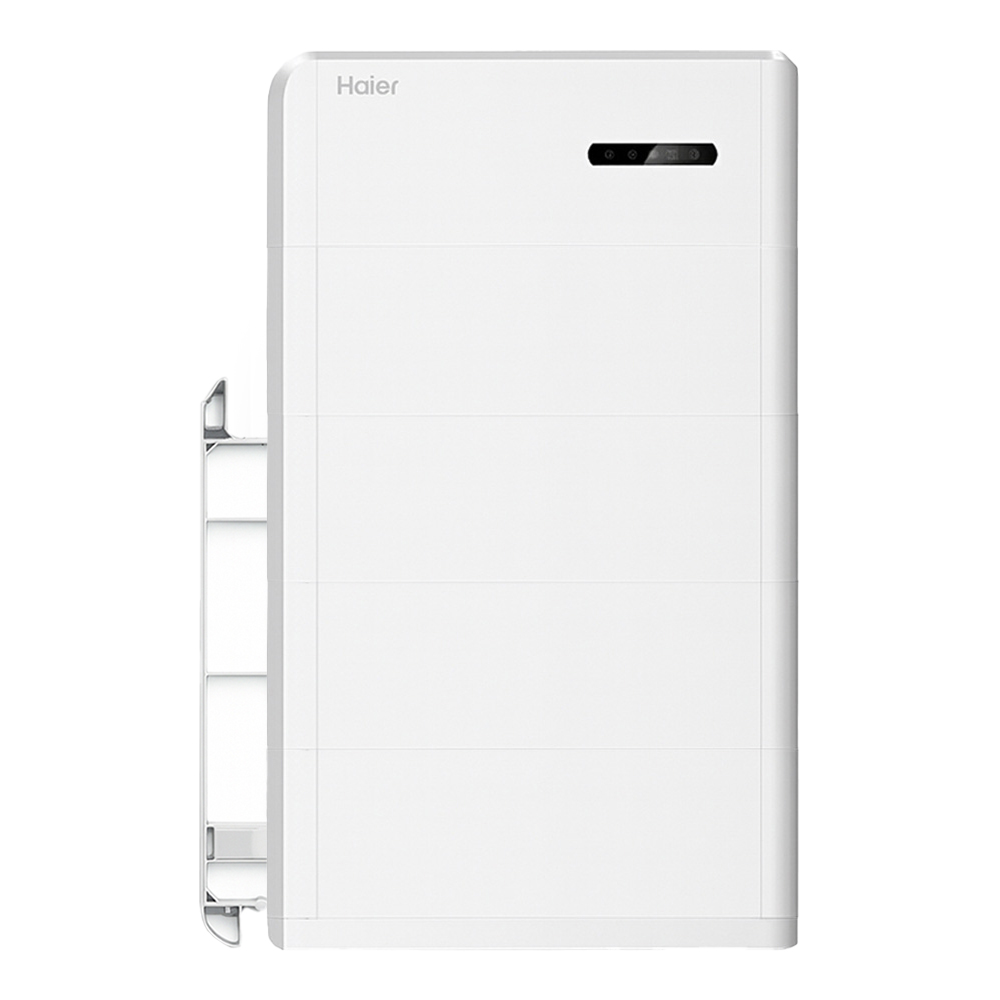 Weißes Haier Smart Cube Speichersystem mit Smart Cube Wechselrichter, vier Batteriemodulen und Montagekit