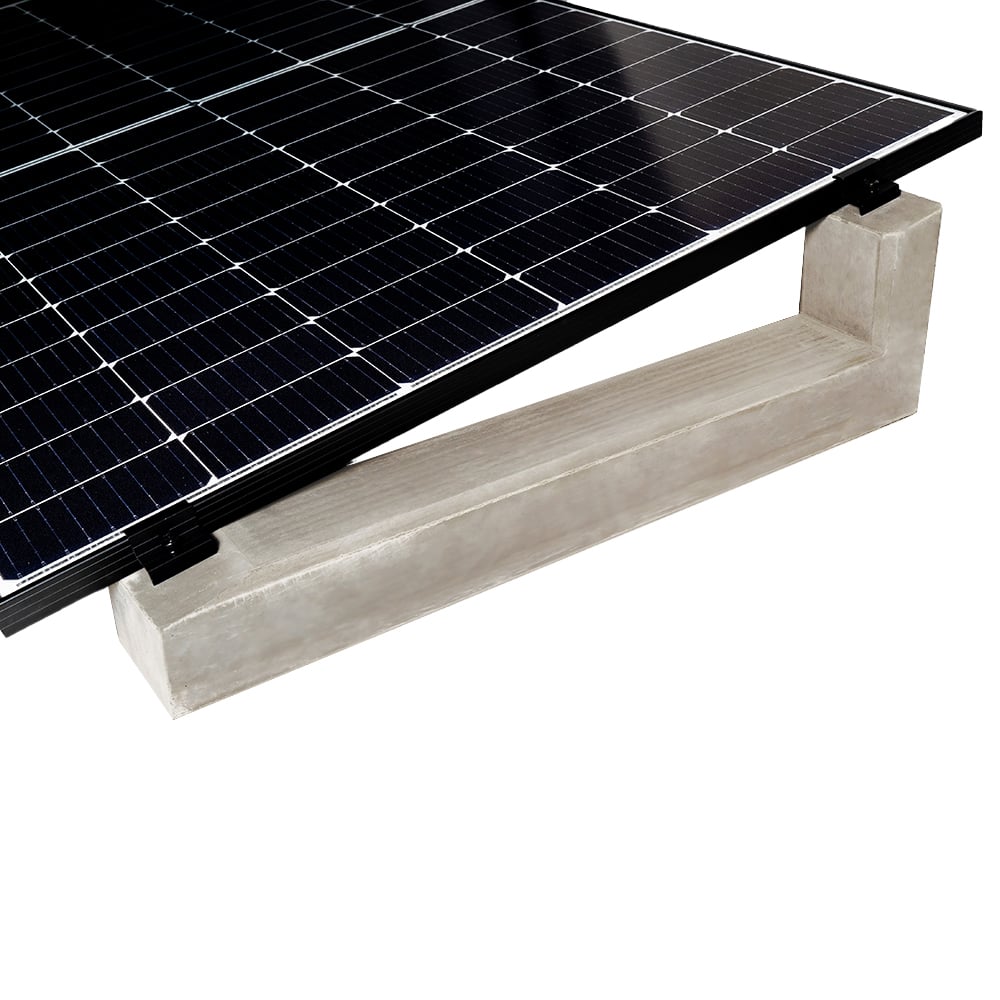 Solarmodul angebracht an einem naturgrauen 15 Grad Wattstone Betonsockel