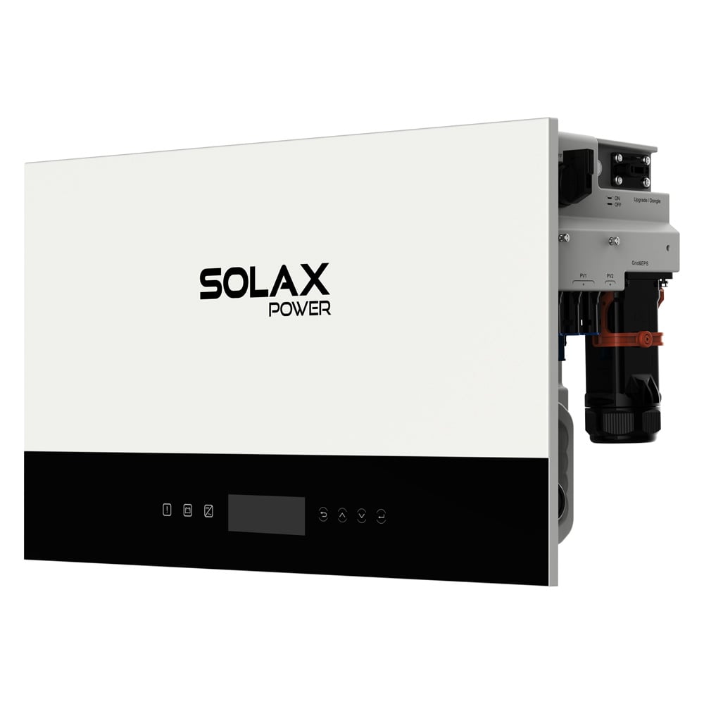 Schrägansicht von links: weißer Solax X3-IES-4K Inverter, Bedienfeld + Display; offene Anschluss- und Kabelseite rechts