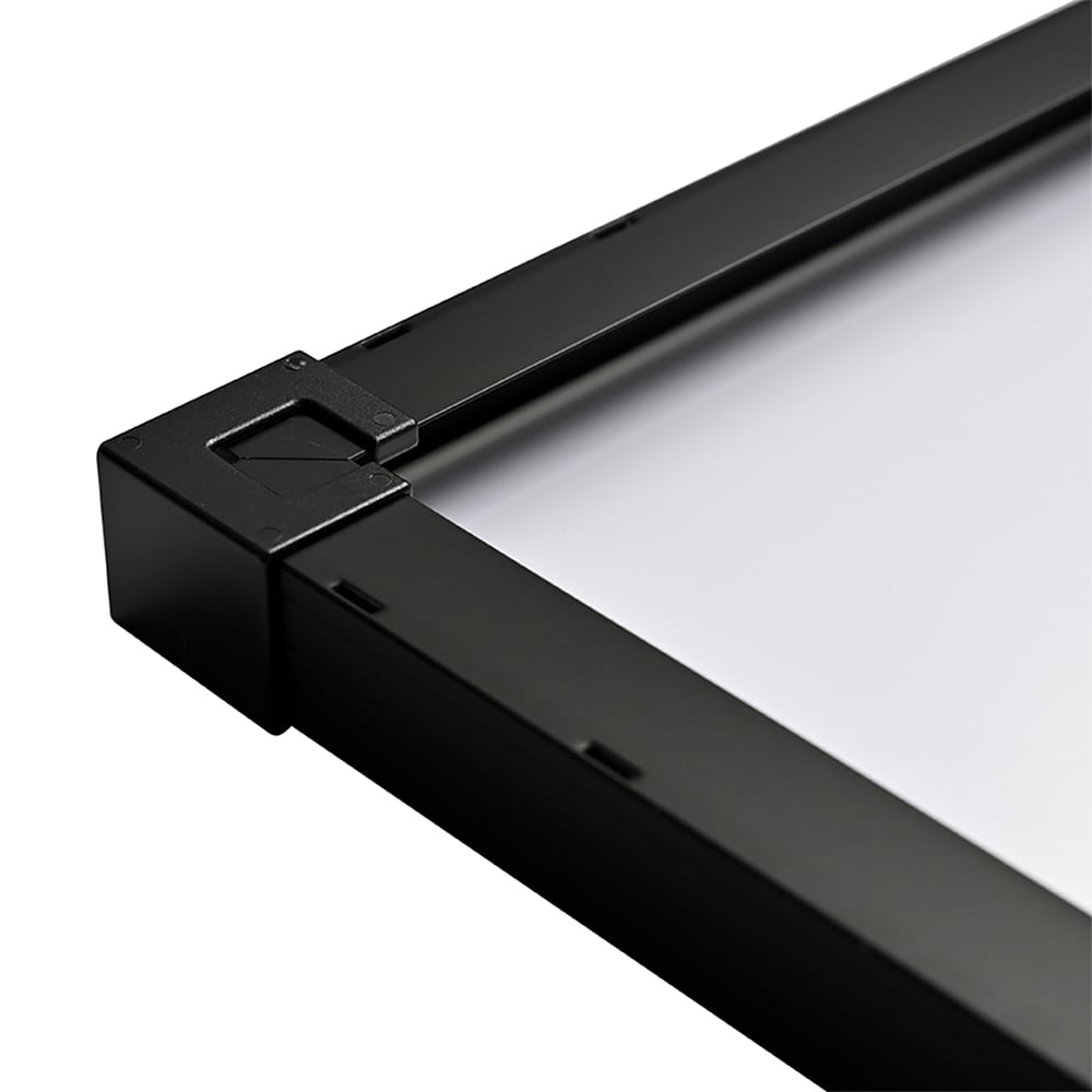 Nahaufnahme einer Ecke des schwarzen Aluminiumrahmens eines Solarmoduls