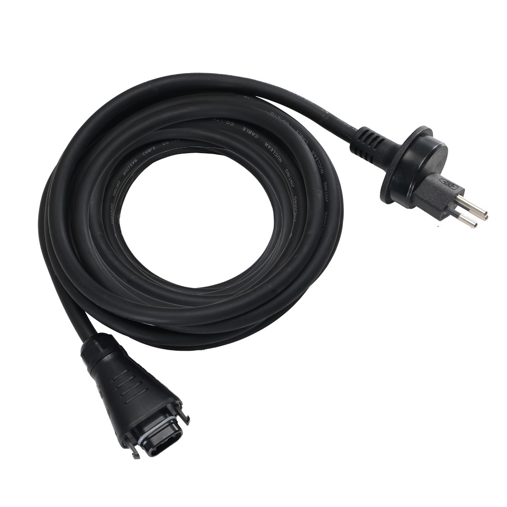 Schrägansicht des schwarzen 15 Meter Netzkabels mit Schweizer Typ-13-Stecker und BC05-Anschluss, aufgerollt