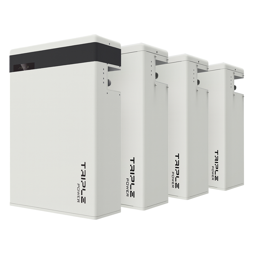 Eine weiße SolaX T-BAT SYS HV 5.8 Speicherbatterie mit LED-Anzeige vor drei weißen SolaX HV11550 LiFePO4 Slave Batterien