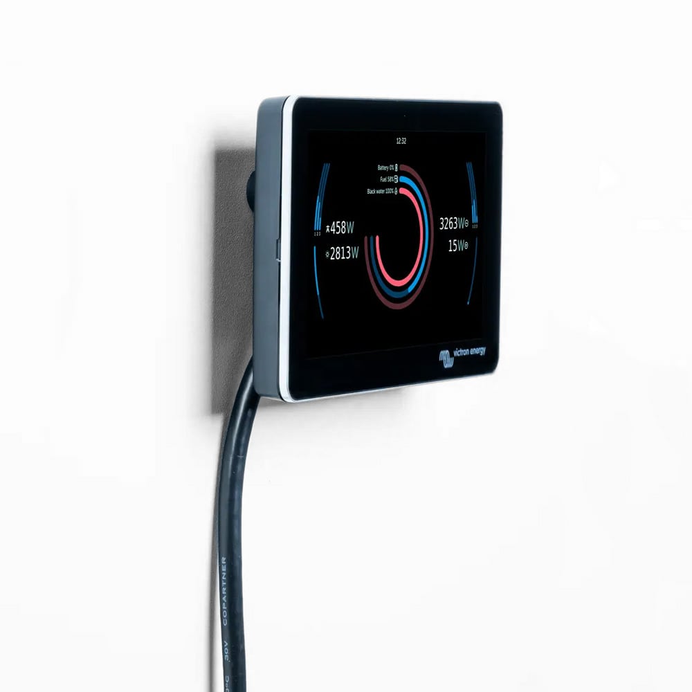Schrägansicht: GX Touch Display mit aktivem Bildschirm und Anschlusskabel an Wand montiert