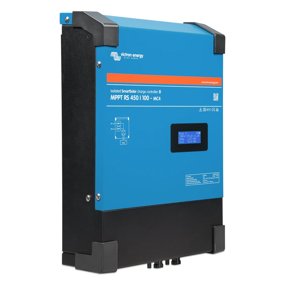 Schrägansicht von links: des blauen, rechteckigen Victron SmartSolar MPPT RS 450/100-MC4 Ladereglers mit kleinem Display Schrägansicht von links: des blauen, rechteckigen Victron SmartSolar MPPT RS 450/100-MC4 Ladereglers mit kleinem Display