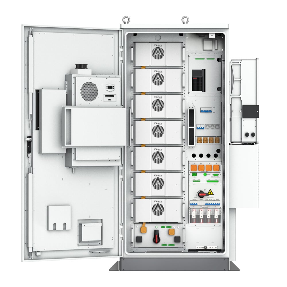 Geöffnete Frontansicht: AELIO-B100 Energy Storage mit Batteriemodulen, Lüftern, Schaltern und Anschlüssen