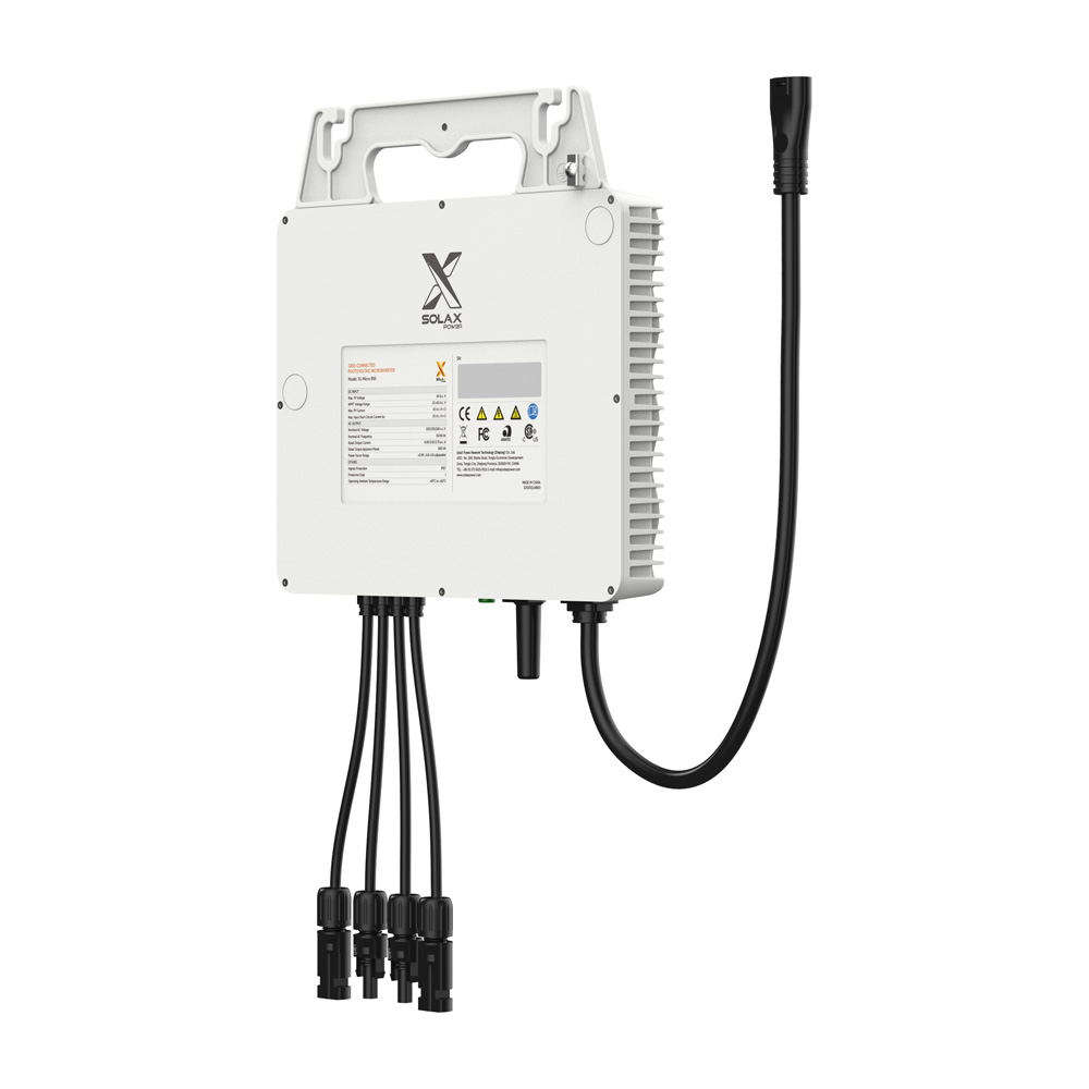 Schrägansicht von rechts: Solax 2-in-1 Inverter mit hellgrauem Gehäuse und mehreren Anschlusskabeln unten & Montagelöchern