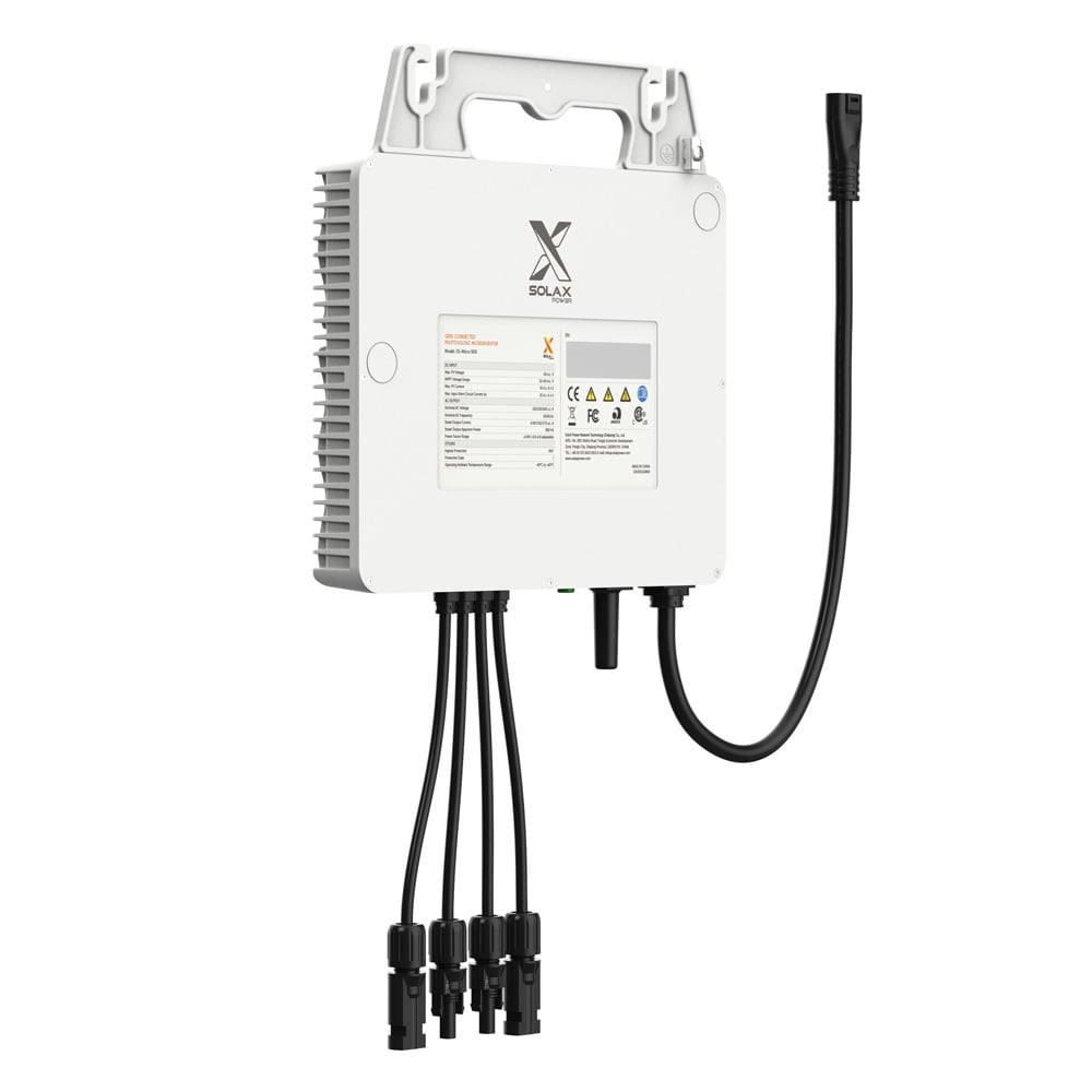 Schrägansicht von links: Solax 2-in-1 Inverter mit hellgrauem Gehäuse und mehreren Anschlusskabeln unten & Montagelöchern