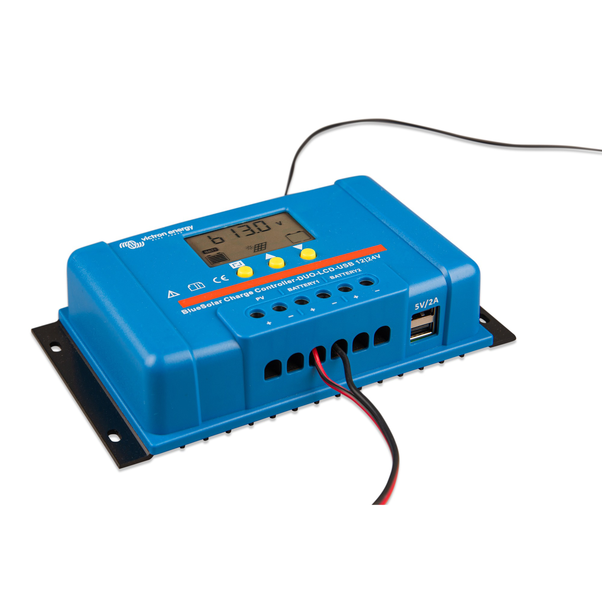 Victron BlueSolar PWM-LCD 30A Solarladeregler Schrägansicht links mit Kabeln