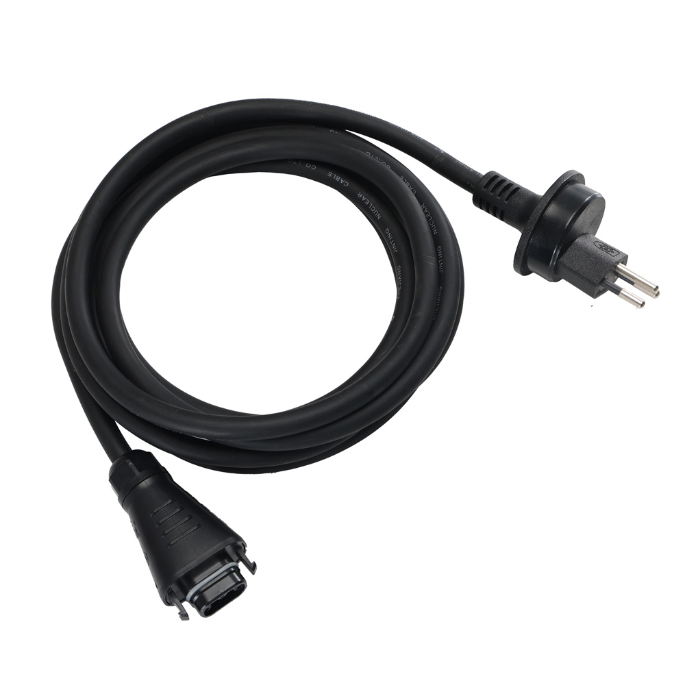 Schrägansicht des schwarzen 3 Meter Netzkabels mit Schweizer Typ-13-Stecker und BC05-Anschluss, aufgerollt