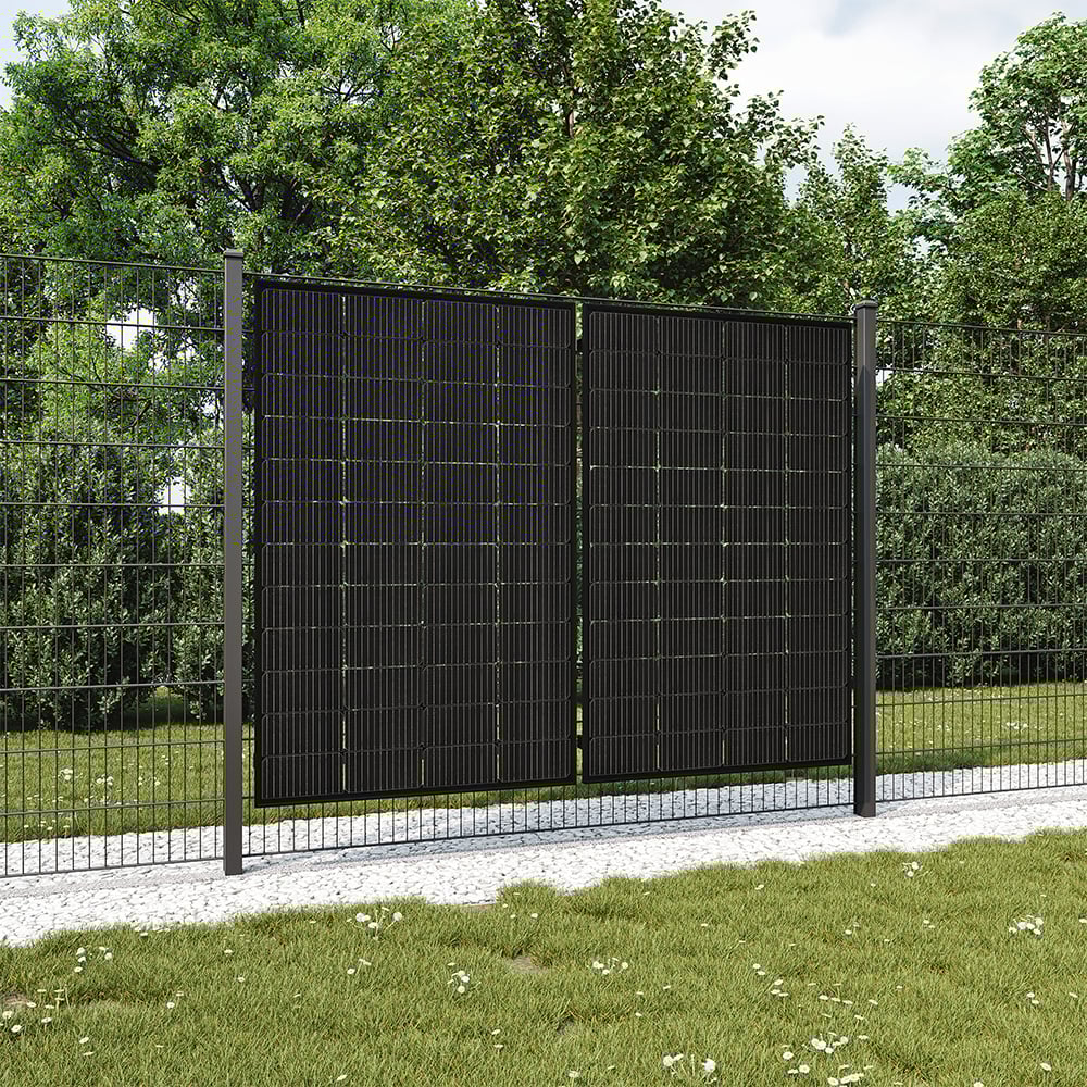 2 Solarmodule, senkrecht angebracht an einen Zaun mithilfe des ZaunPV Montagepakets