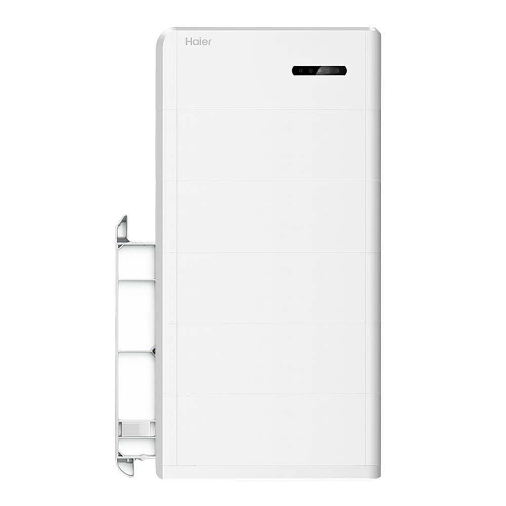 Weißes Haier Smart Cube Speichersystem mit Smart Cube Wechselrichter, Batteriemodulen und Montagekit