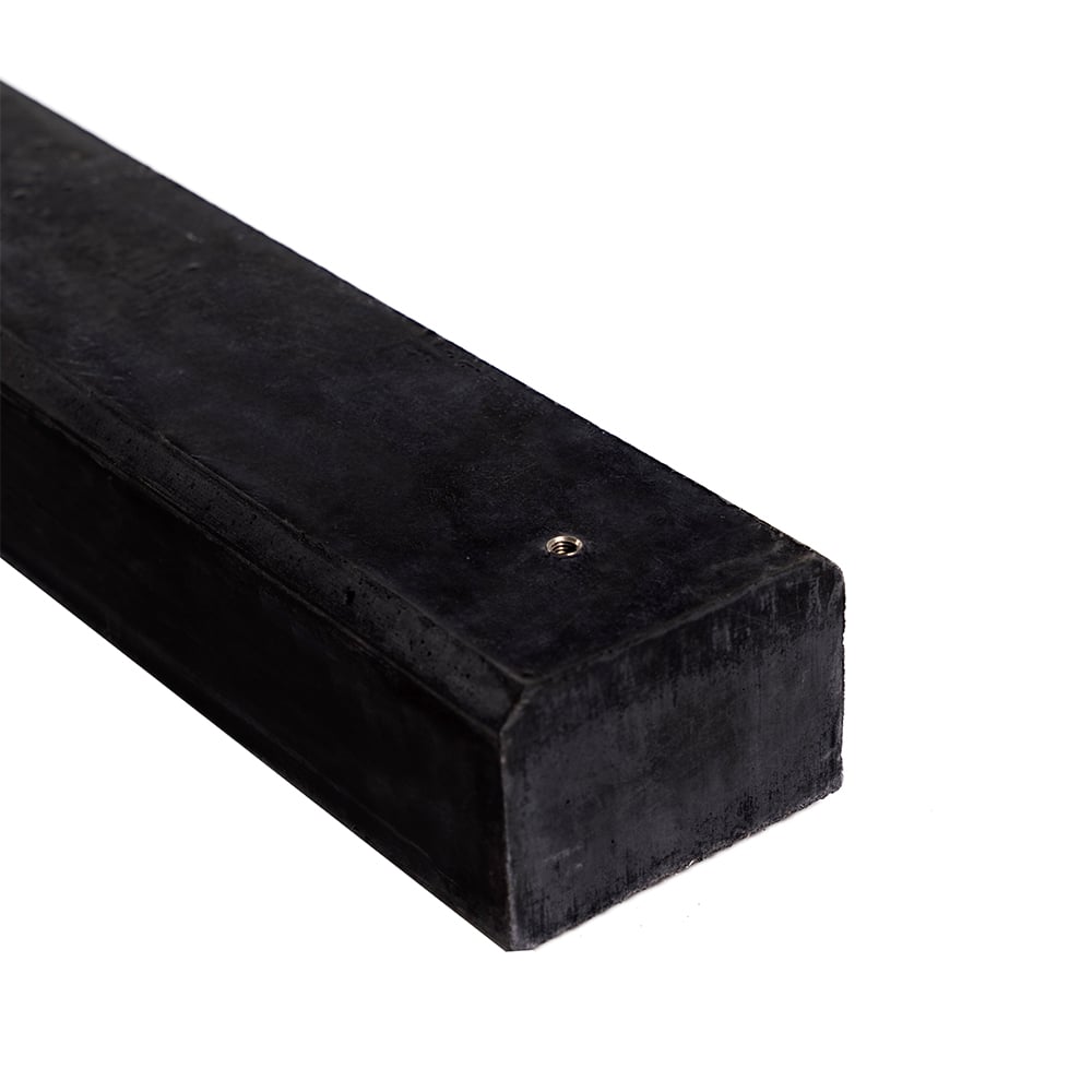 Nahaufnahme eines Endes des anthraziten 0 Grad Wattstone Betonsockels für PV-Module