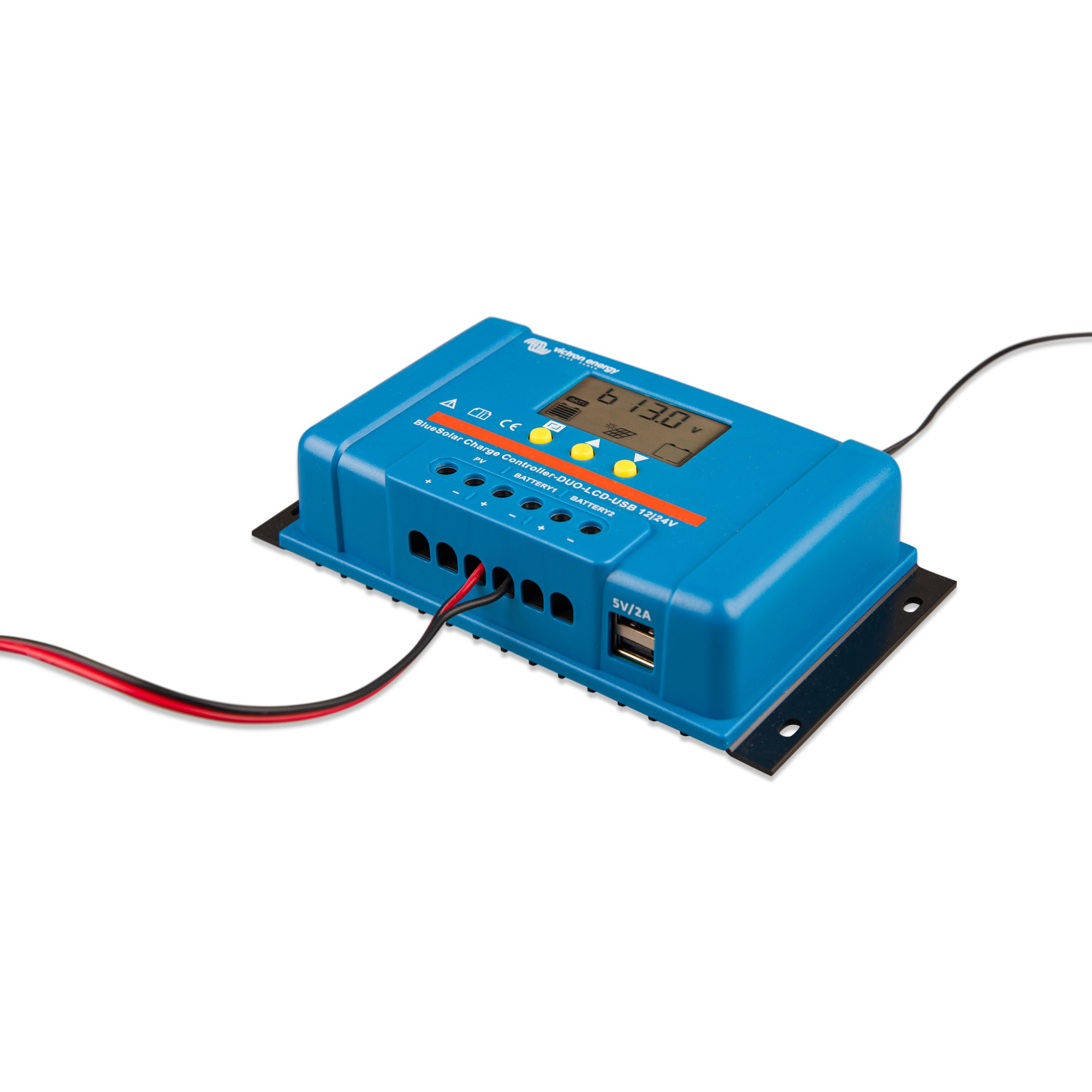Victron BlueSolar PWM-LCD 30A Solarladeregler Schrägansicht rechts mit Kabeln