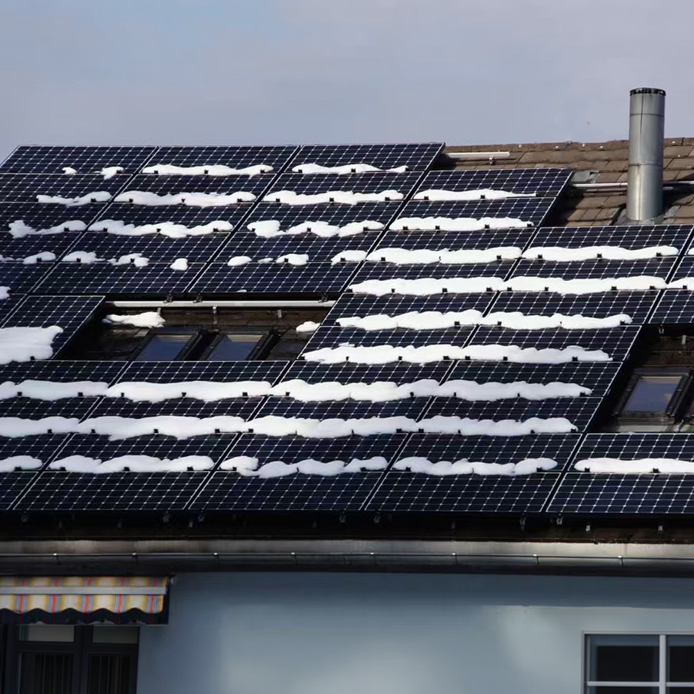 Dach mit Schneefangclips an den PV-Modulen die Schnee halten