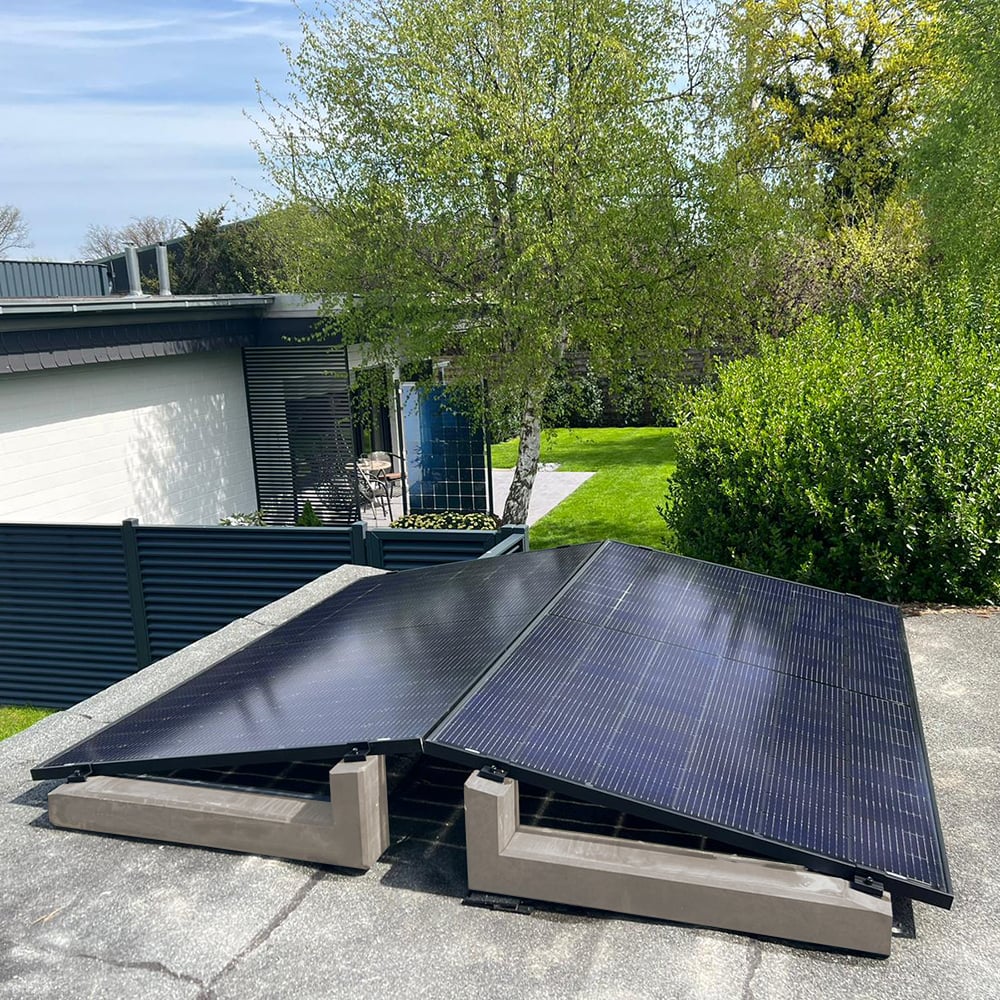 2 Solarmodule, nebeneinander montiert auf 15 Grad Wattstone Betonsockeln auf einem Flachdach