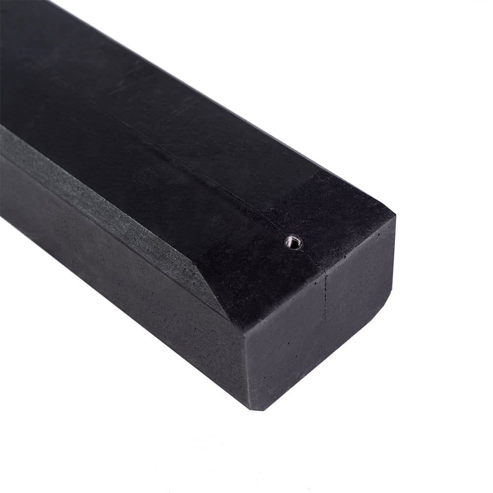 Nahaufnahme des unteren Endes des anthraziten 15 Grad Wattstone Betonsockels für PV-Module