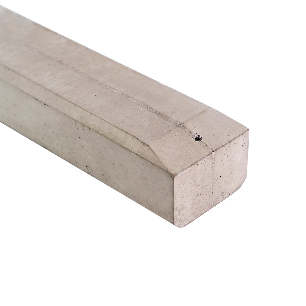 Nahaufnahme des unteren Endes des naturgrauen 15 Grad Wattstone Betonsockels für PV-Module