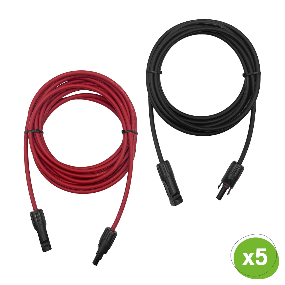 Ein rotes und ein schwarzes aufgewickeltes MC4 zu MC4 Kabel; unten rechts ist ein grüner Kreis mit der Mengenangabe 5