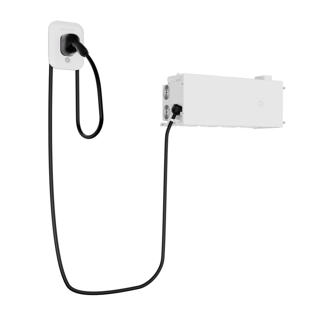 Schrägansicht des weißen, rechteckigen Haier Smart Cube DC-Ladegeräts; angesteckt an einer Schuko Steckdose Schrägansicht des weißen, rechteckigen Haier Smart Cube DC-Ladegeräts; angesteckt an einer Schuko Steckdose