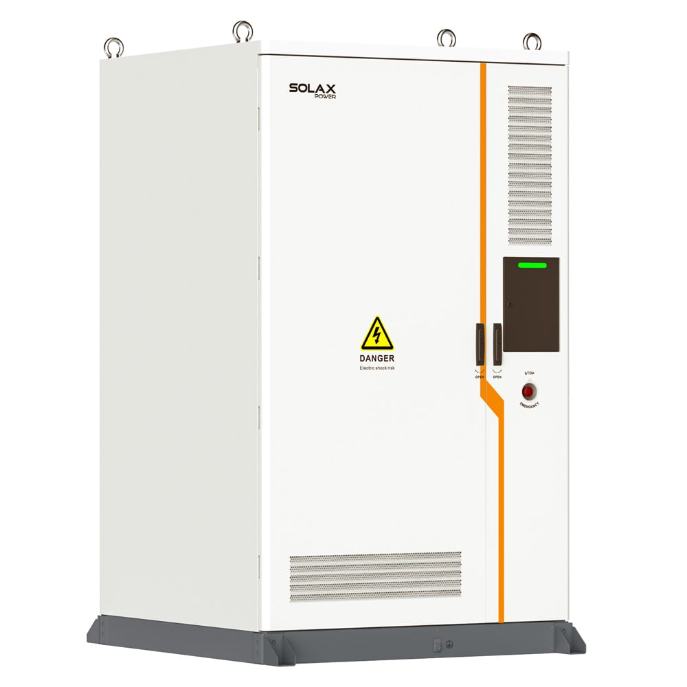 Schrägansicht von links: Weißes, rechteckiges Solax 125kw Power conversion System mit Lüftungsgitter und Stop-Knopf