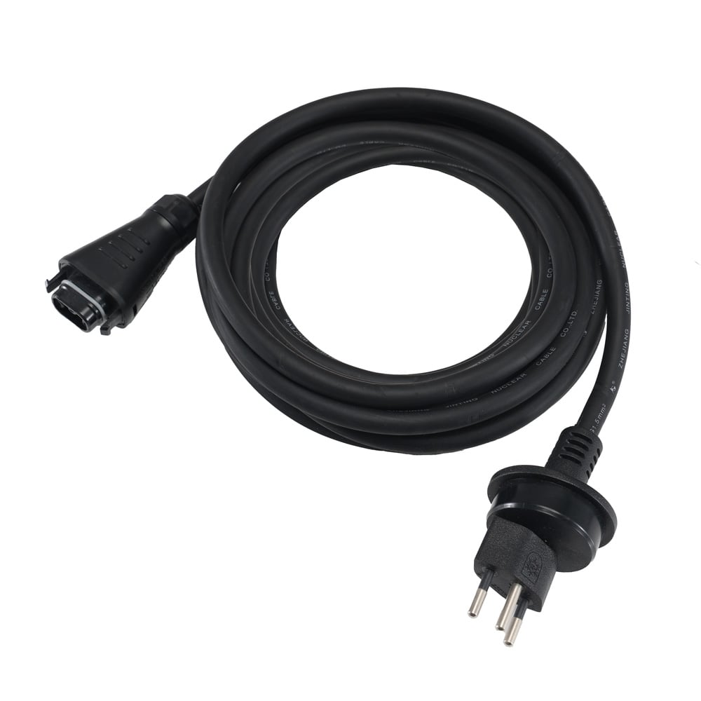 Schrägansicht des schwarzen 5 Meter Netzkabels mit Schweizer Typ-13-Stecker und BC05-Anschluss, aufgerollt