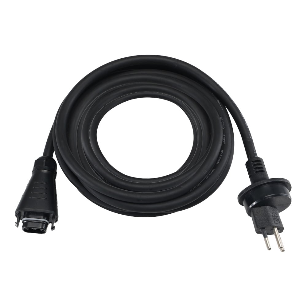Schwarzes 15 Meter Netzkabel mit Schweizer Typ-13-Stecker und BC05-Anschluss, aufgerollt