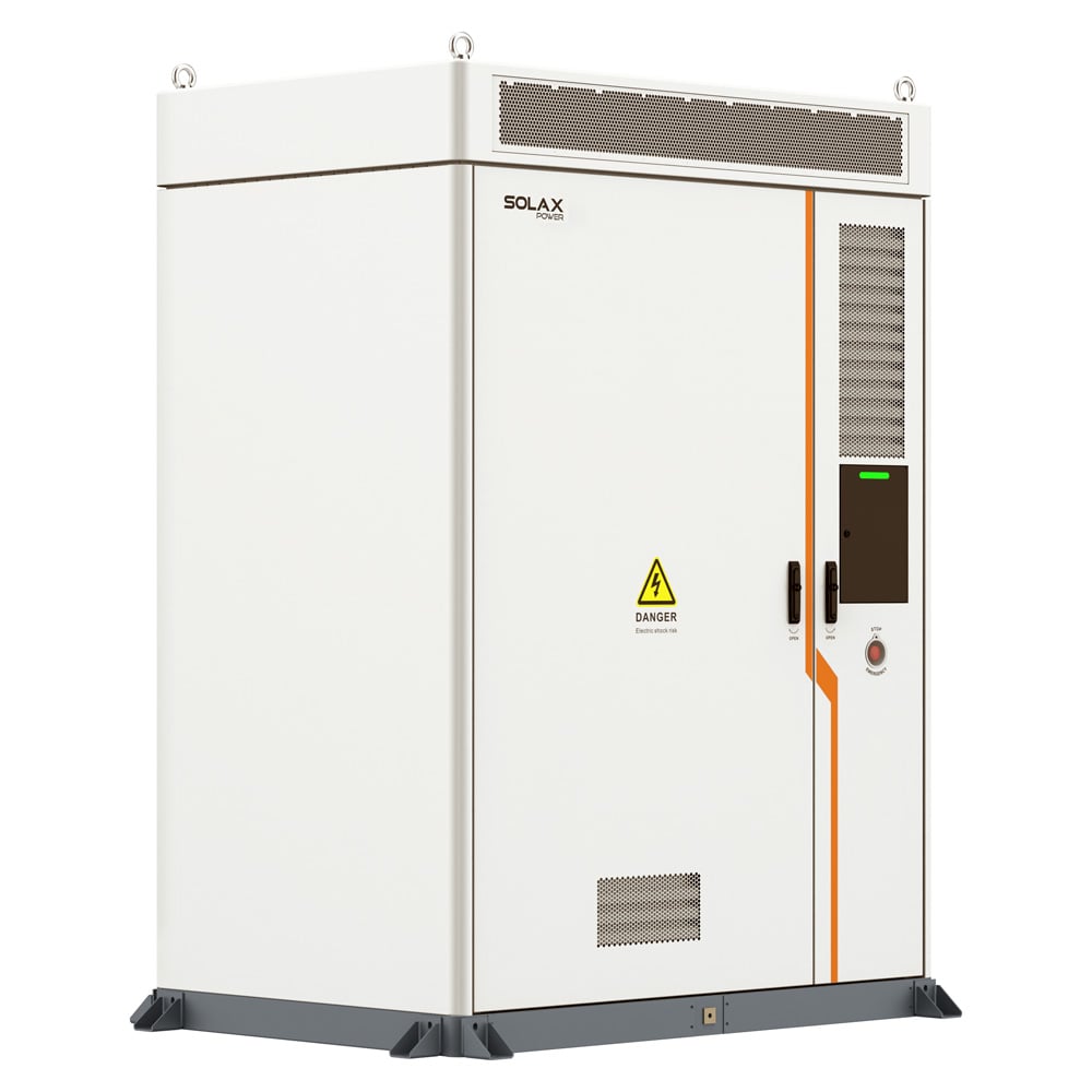 Schrägansicht von links: SolaX TRENE-P100B215 Power Conversion System, weißes Gehäuse, Lüftungsgitter und Warnsymbol
