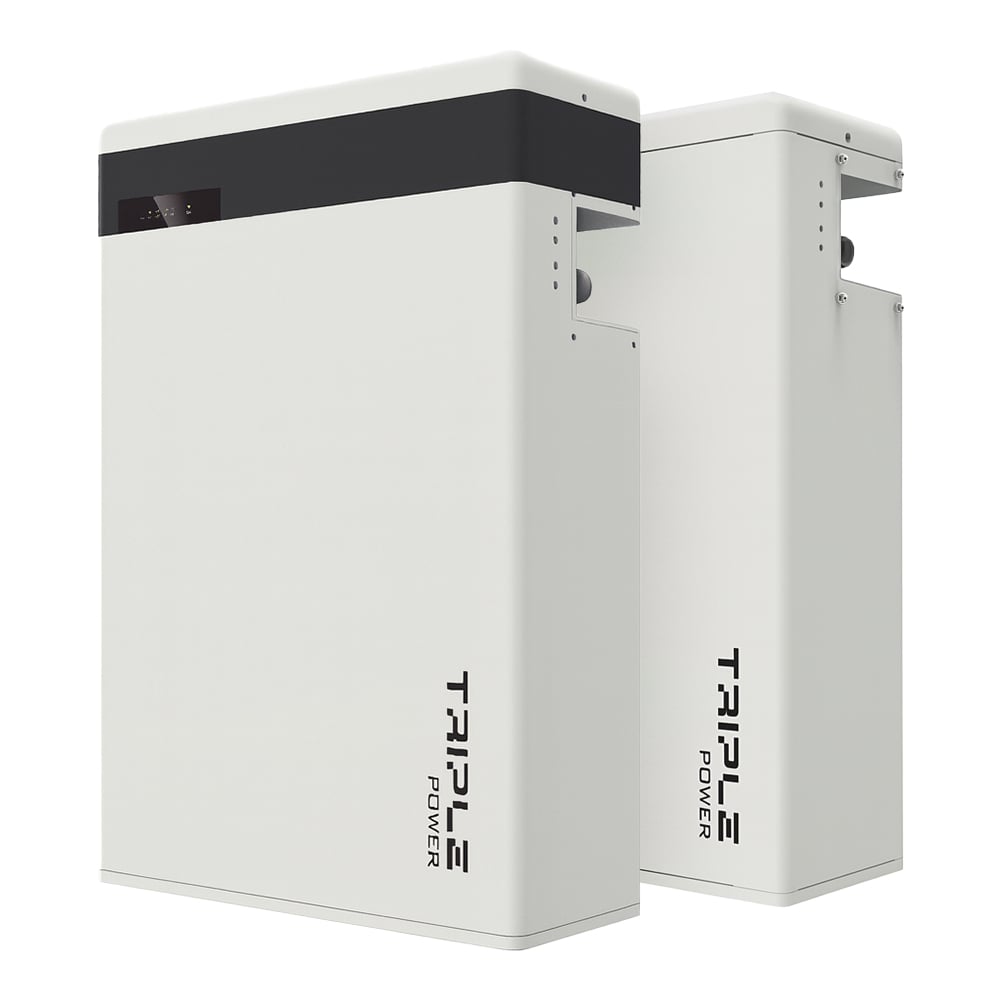 Eine weiße SolaX T-BAT SYS HV 5.8 Speicherbatterie mit LED-Anzeige vor einer weißen SolaX HV11550 LiFePO4 Slave Batterien Eine weiße SolaX T-BAT SYS HV 5.8 Speicherbatterie mit LED-Anzeige vor einer weißen SolaX HV11550 LiFePO4 Slave Batterien