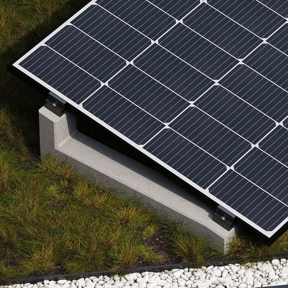 Solarmodul angebracht an einem naturgrauen 10 Grad Wattstone Betonsockel in einer Wiese