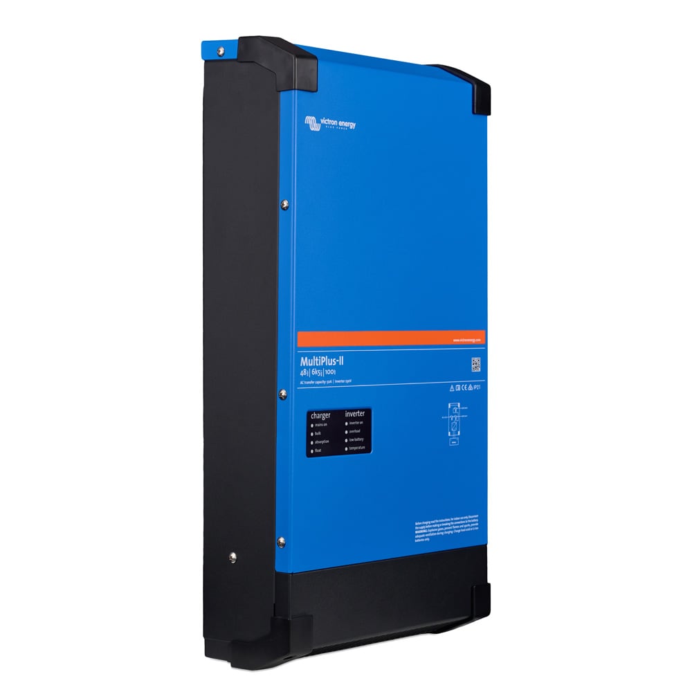 Schrägansicht von links: blauer, rechteckige Victron MultiPlus 2 48/6k5/100-50 230V Gerätekombination mit LED-Anzeige