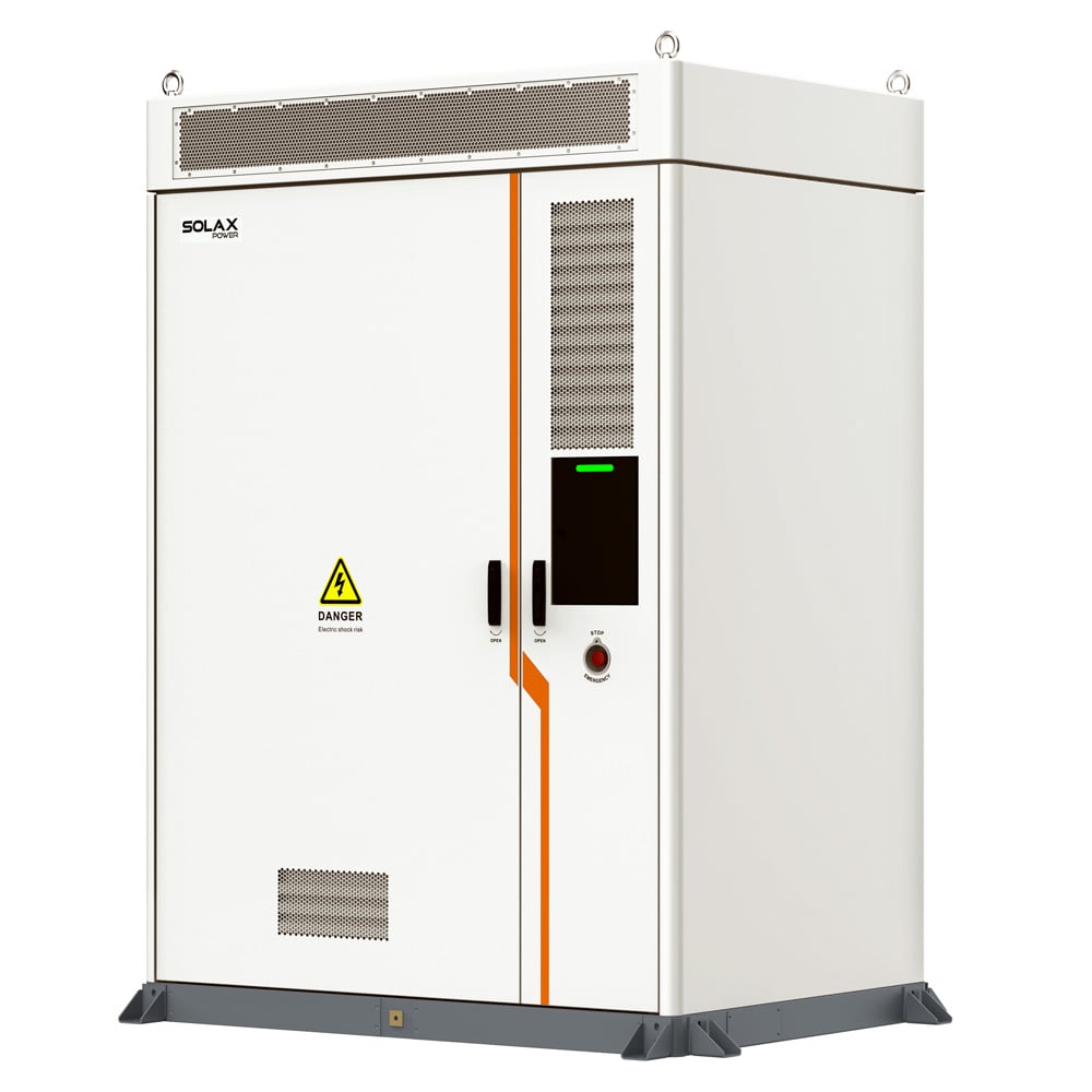 Schrägansicht von rechts: SolaX TRENE-P100B215 Power Conversion System, weißes Gehäuse, Lüftungsgitter und Warnsymbol