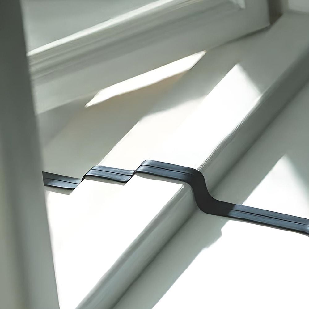 Nahaufnahme des schwarzen, superflachen XT60-zu-MC4 Verbindungskabels durch eine Fensteröffnung