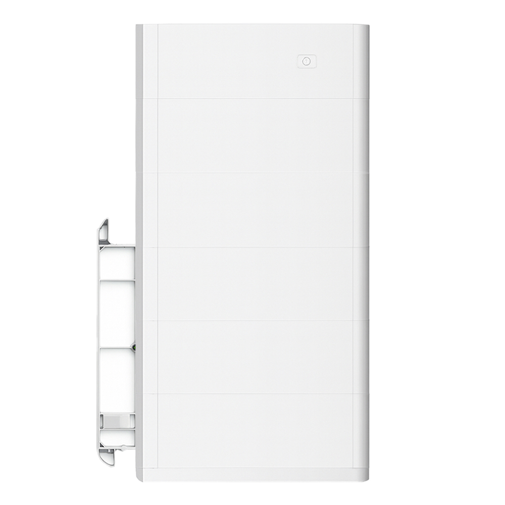 Frontansicht Haier Smart Cube System mit DC-Ladegerät, fünf Batteriemodulen und Montagekit