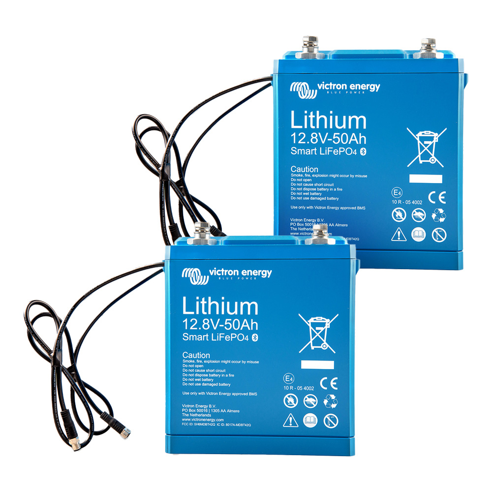 Frontansicht: 2 blaue Victron 12.8V 50Ah Lithium-Batterien mit integrierten Kabeln