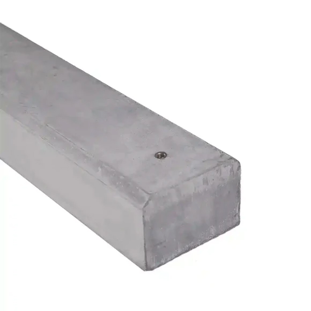 Nahaufnahme eines Endes des naturgrauen 0 Grad Wattstone Betonsockels für PV-Module