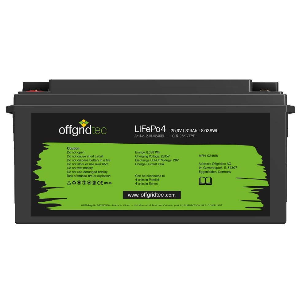 Frontansicht: Schwarze, rechteckige Offgridtec LiFePO4 Batterie mit 314Ah/8038Wh; grün-schwarzes Label