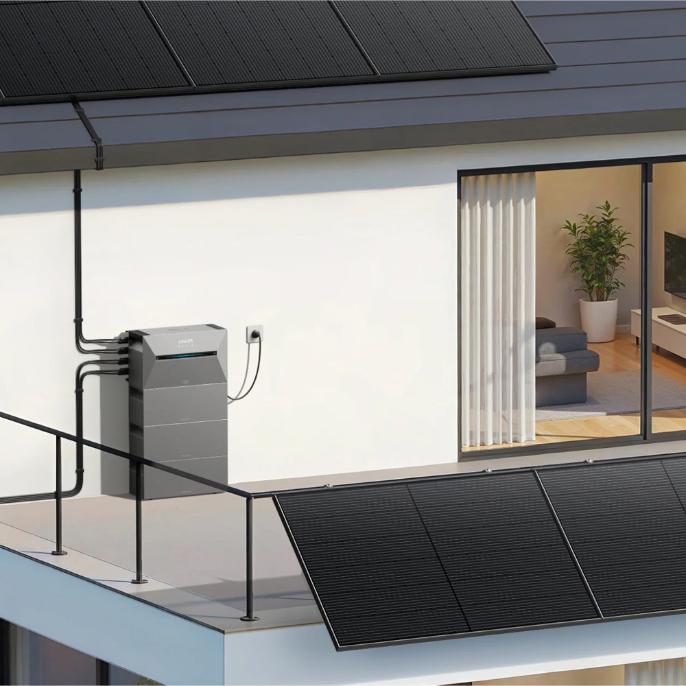 Solarspeicher mit mehreren Batteriemodulen an der Hausfassade, angeschlossen an PV-Anlage auf Dach und Balkon
