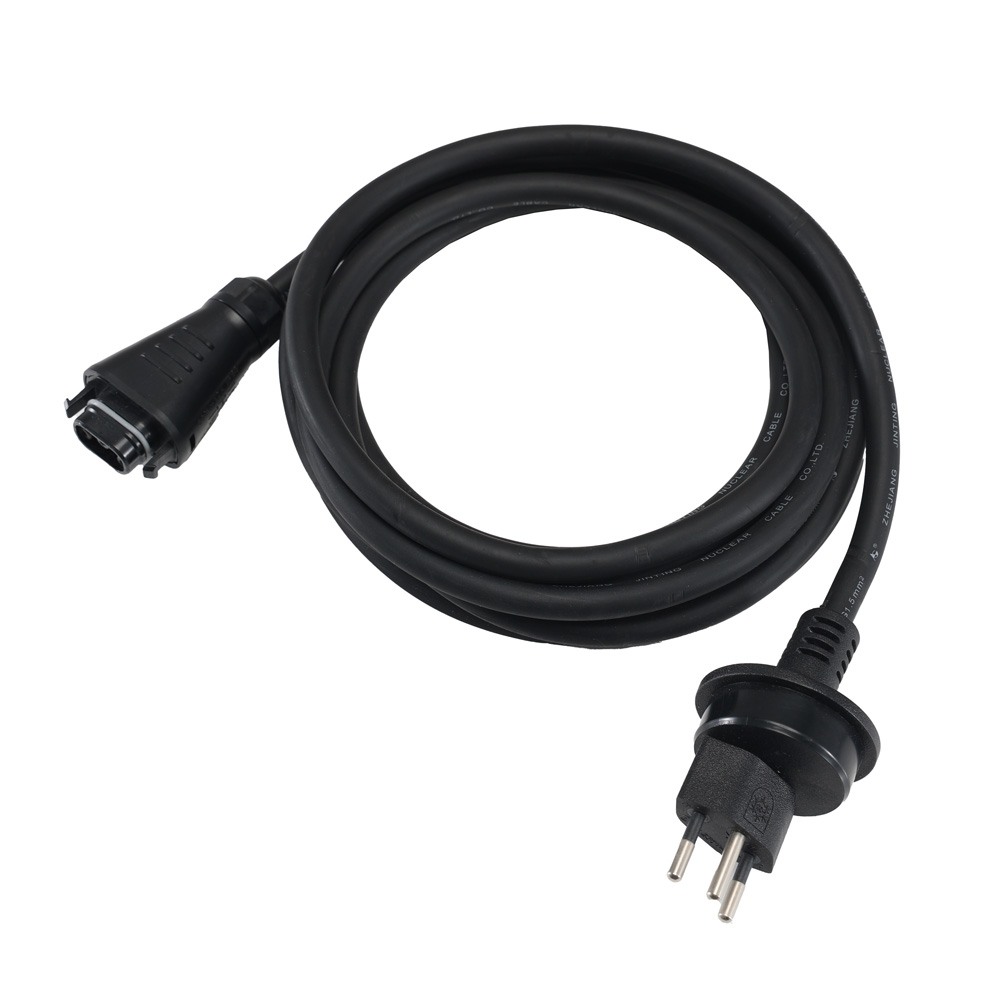 Schrägansicht des schwarzen 3 Meter Netzkabels mit Schweizer Typ-13-Stecker und BC05-Anschluss, aufgerollt