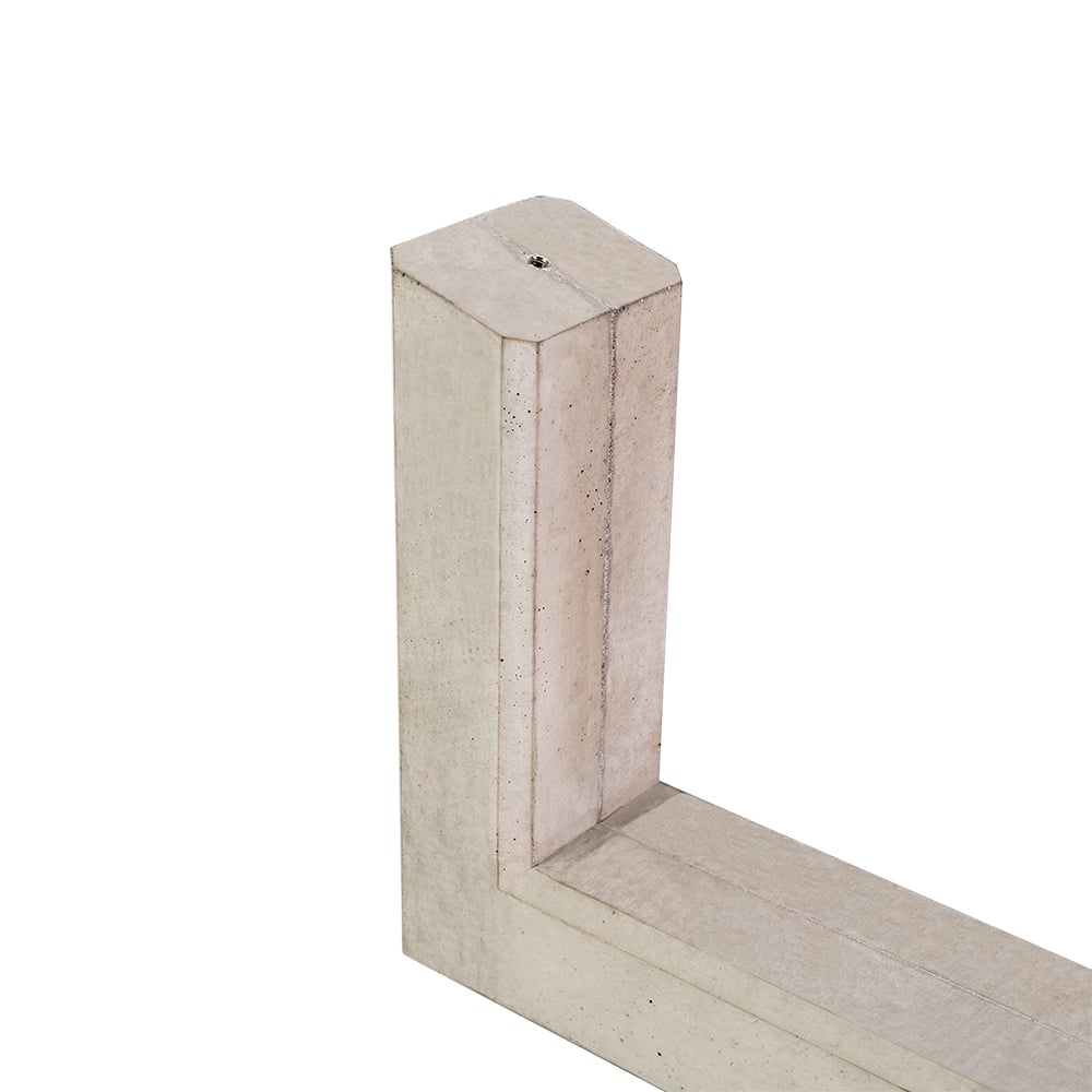 Nahaufnahme des oberen Endes des naturgrauen 15 Grad Wattstone Betonsockels für PV-Module
