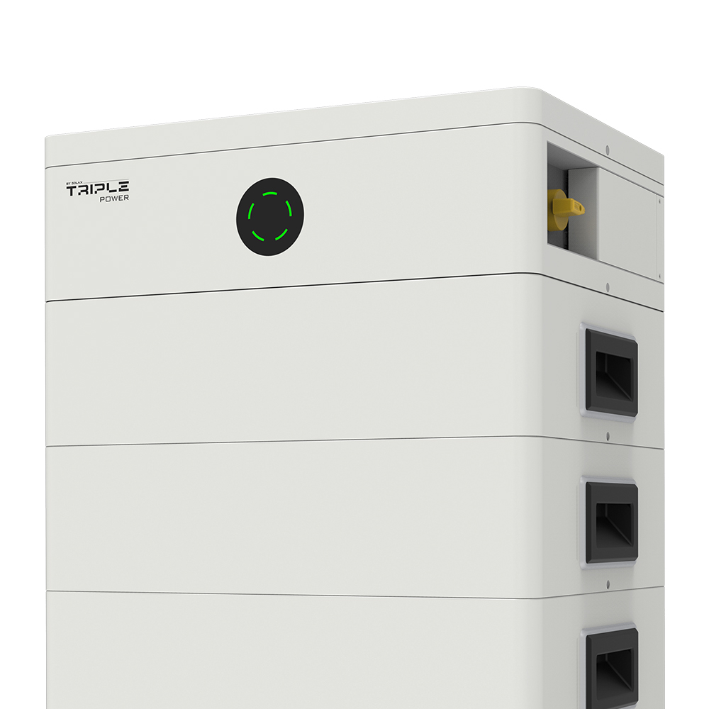 Schrägansicht: Weiße, rechteckige SolaX T-BAT TP-HS36 Hochvoltbatterie in einem T-BAT System mit BMS und weiteren Batterien