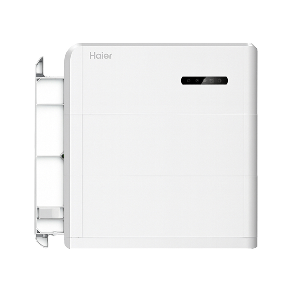 Weißes Haier Smart Cube Speichersystem mit Smart Cube Wechselrichter und zwei Batteriemodulen und Montagekit
