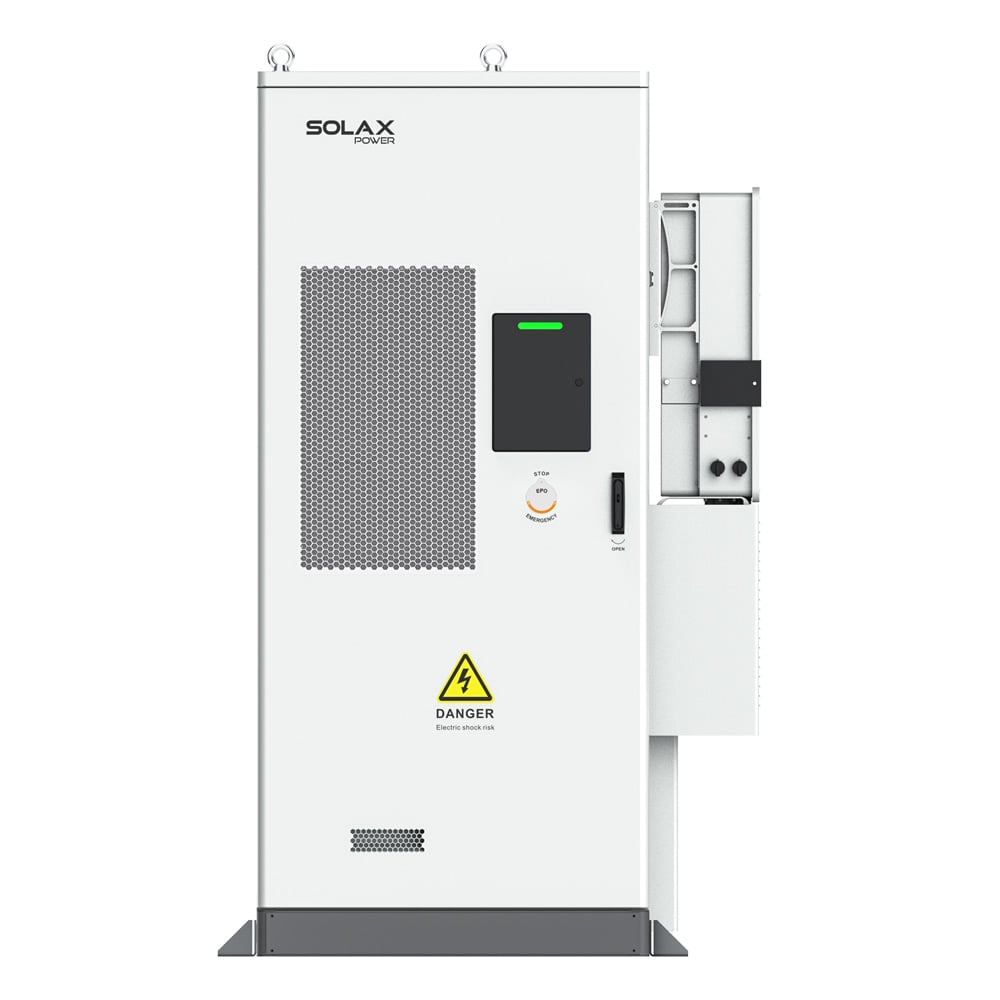 Frontansicht: weißer Solax AELIO-B100 Energy Storage mit Lüftungsgitter, Stop-Knopf und Anschlussmodul an der rechten Seite