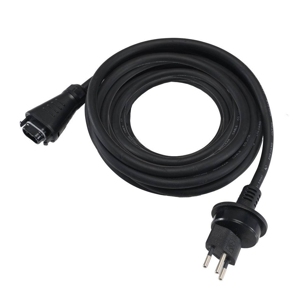 Schrägansicht des schwarzen 15 Meter Netzkabels mit Schweizer Typ-13-Stecker und BC05-Anschluss, aufgerollt