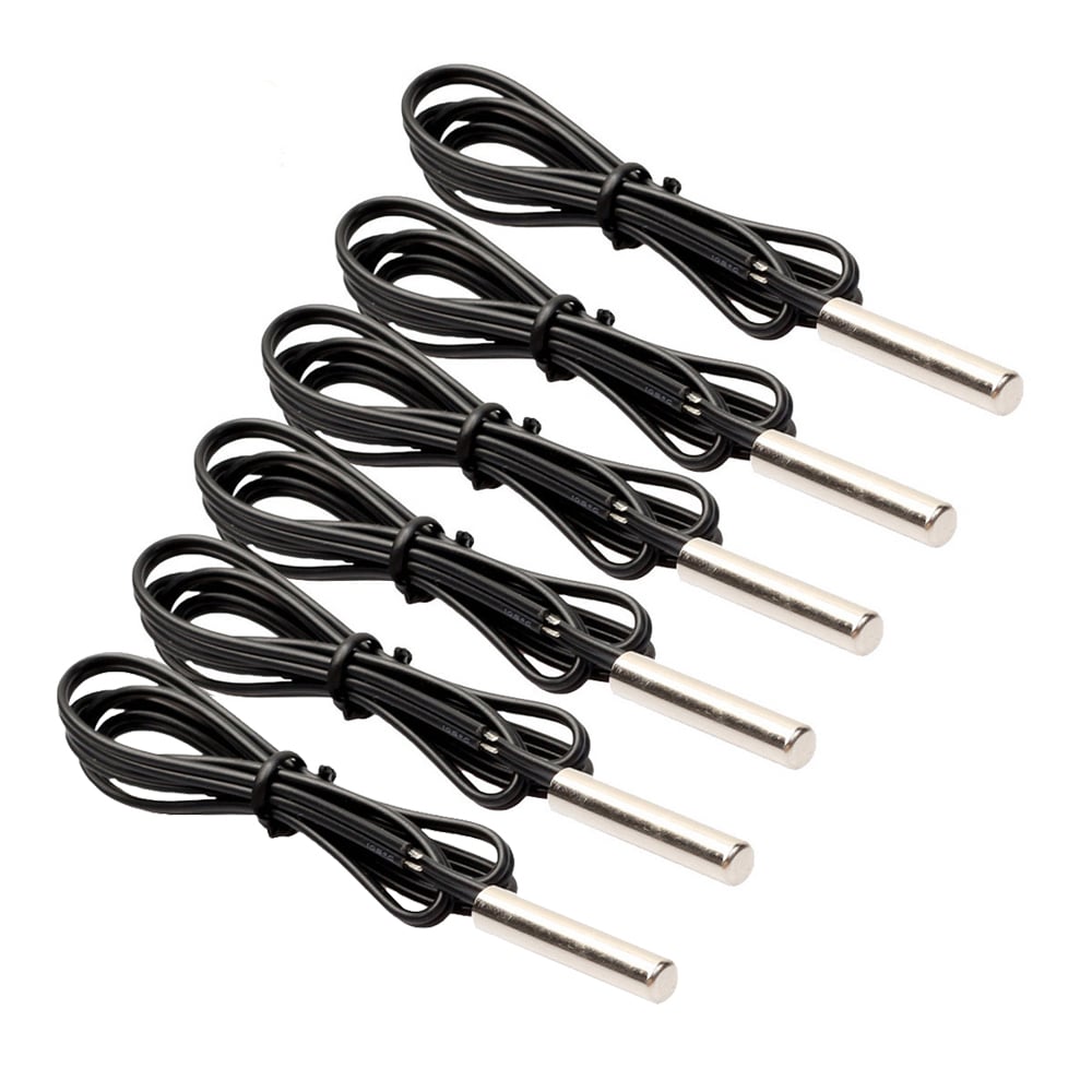 Draufsicht: 6 identische Temperatursensoren mit schwarzem Kabel, Metallsensor und 2-poligem Steckverbinder, nebeneinander